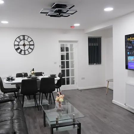 Modernized Three Bedroom House Near City Stadium, Attractions, City Centre - Sky N Netflix - Convenient Transport-2